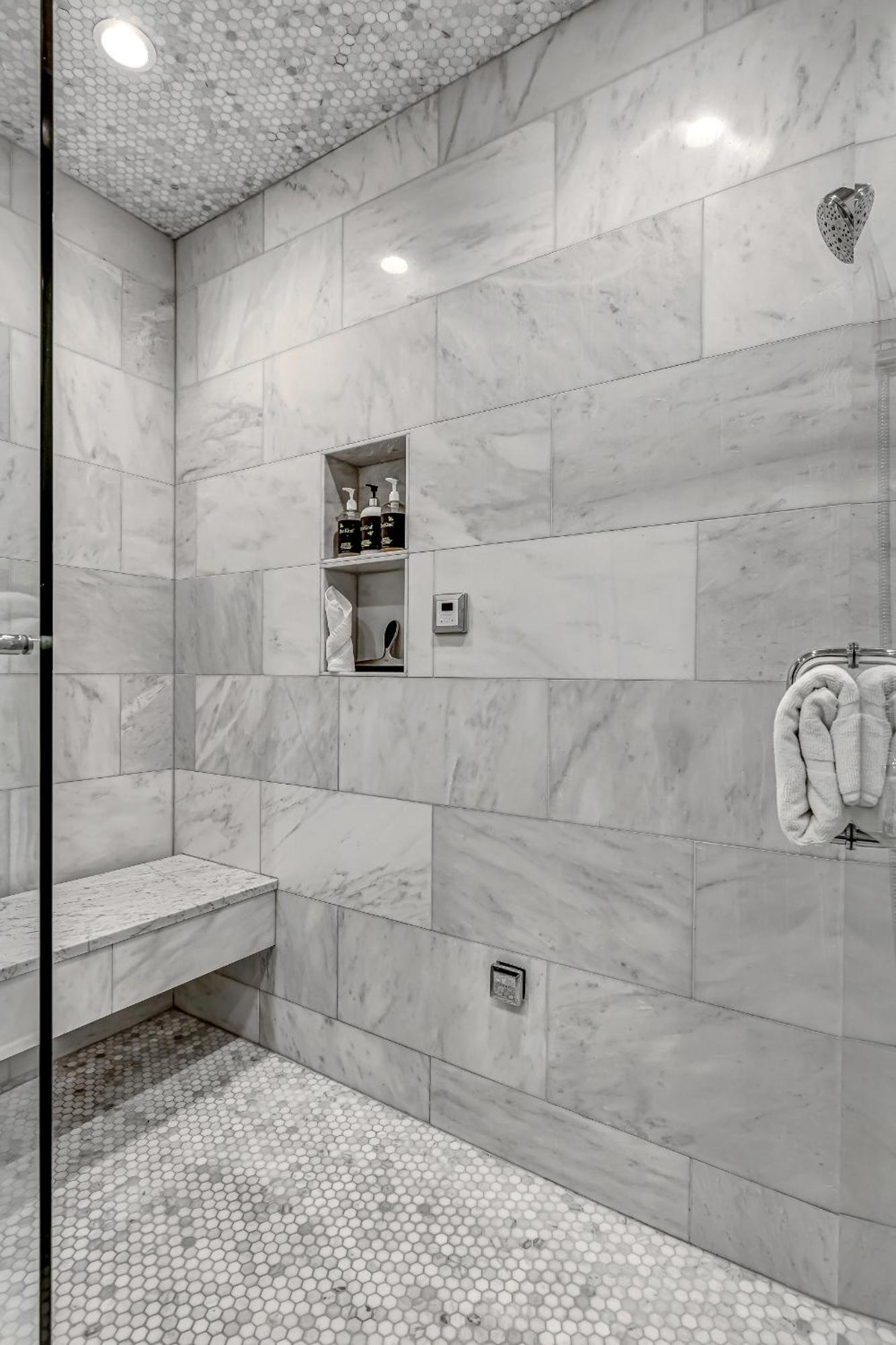 Elegant Condo-steps From Wrigley Field, 32 Nights