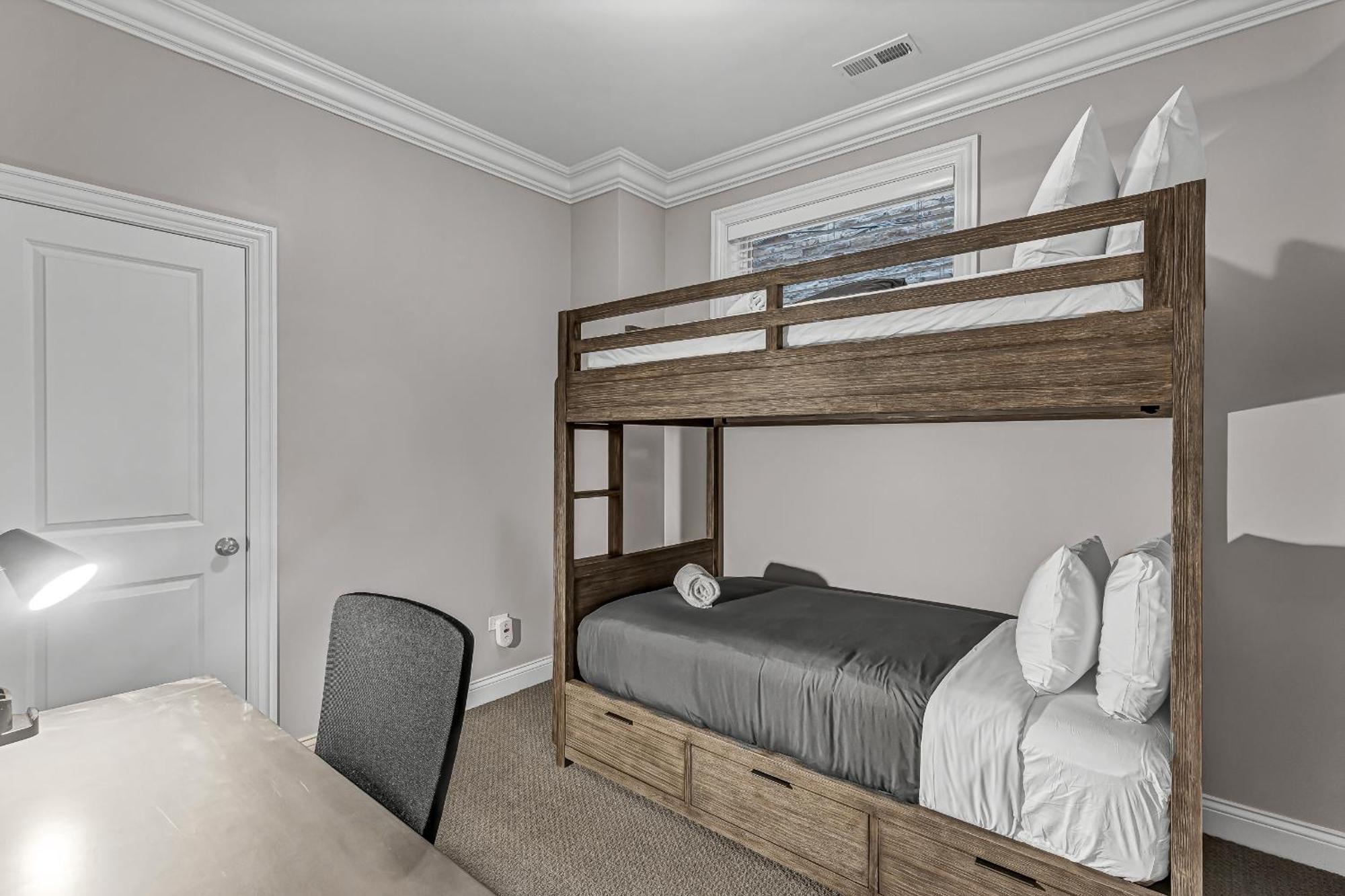 Elegant Condo-steps From Wrigley Field, 32 Nights Chicago