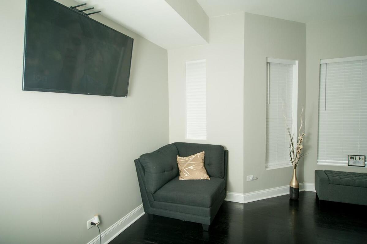 7 Star The Malia Oasis 3br 1 Half Bath Office Space Chicago