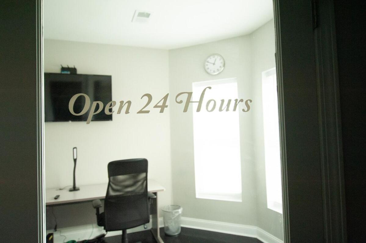 7 Star The Malia Oasis 3br 1 Half Bath Office Space Apartment Chicago