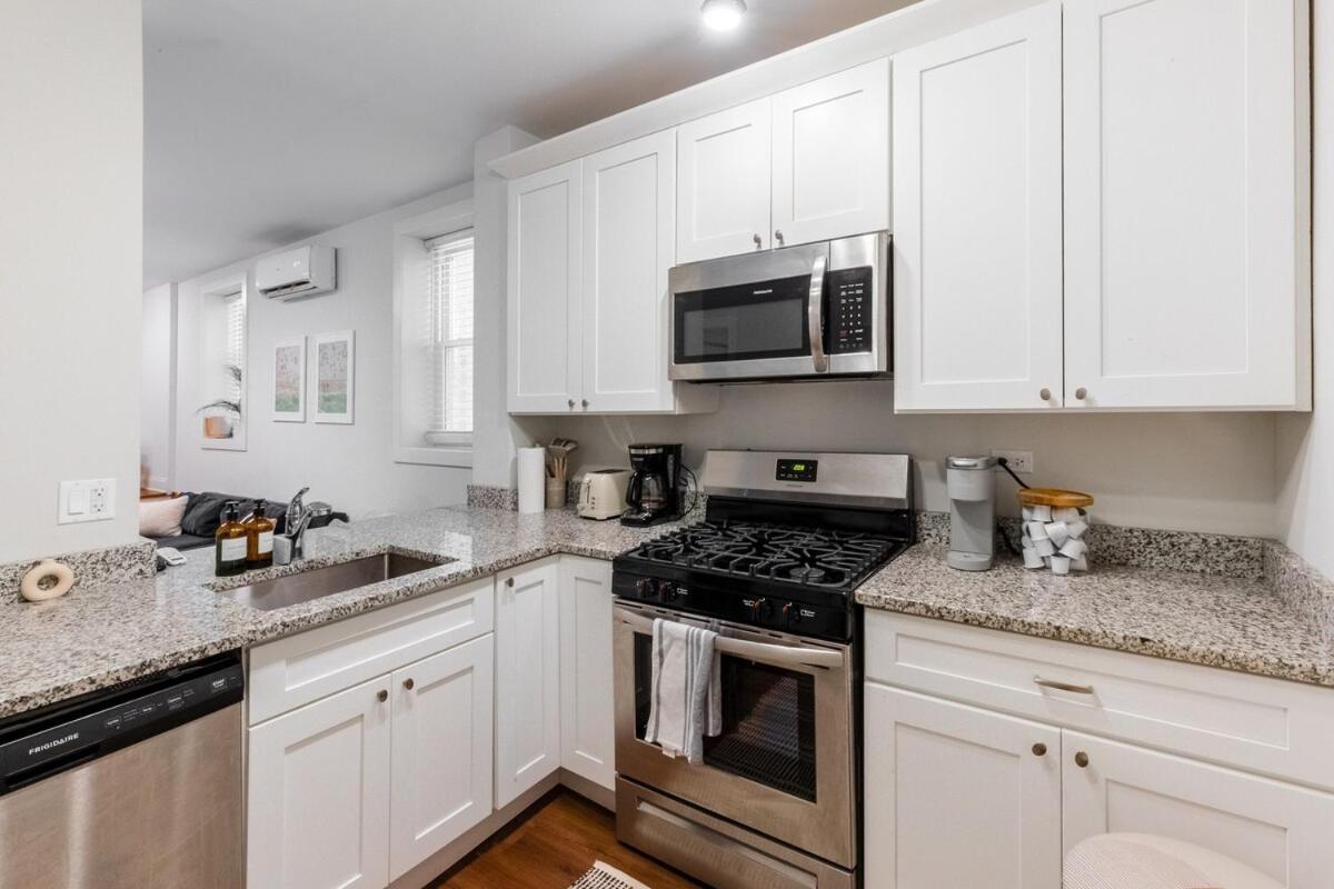Modern In Trendy Avondale Neighborhood With Free Parking Apartment