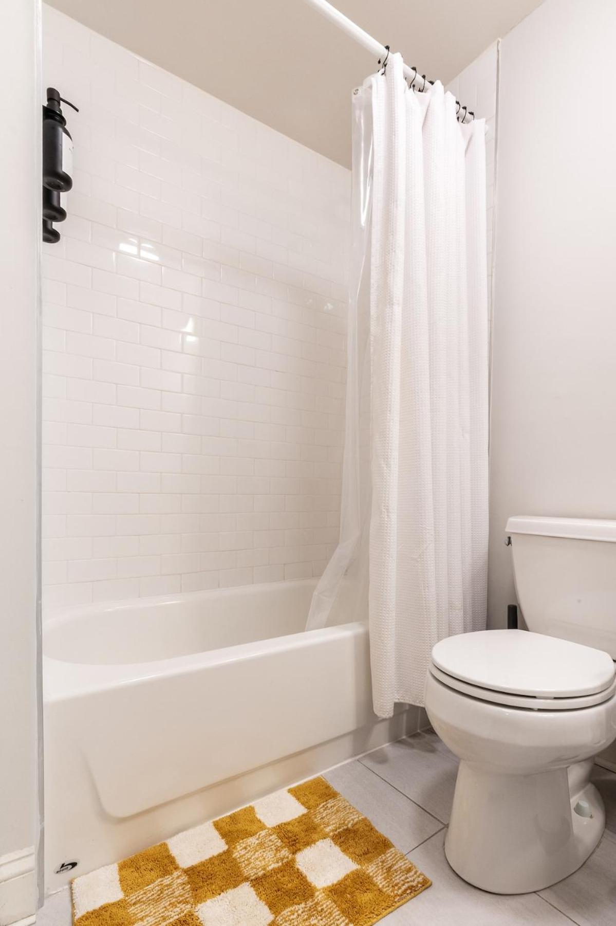 Modern In Trendy Avondale Neighborhood With Free Parking Apartment Chicago