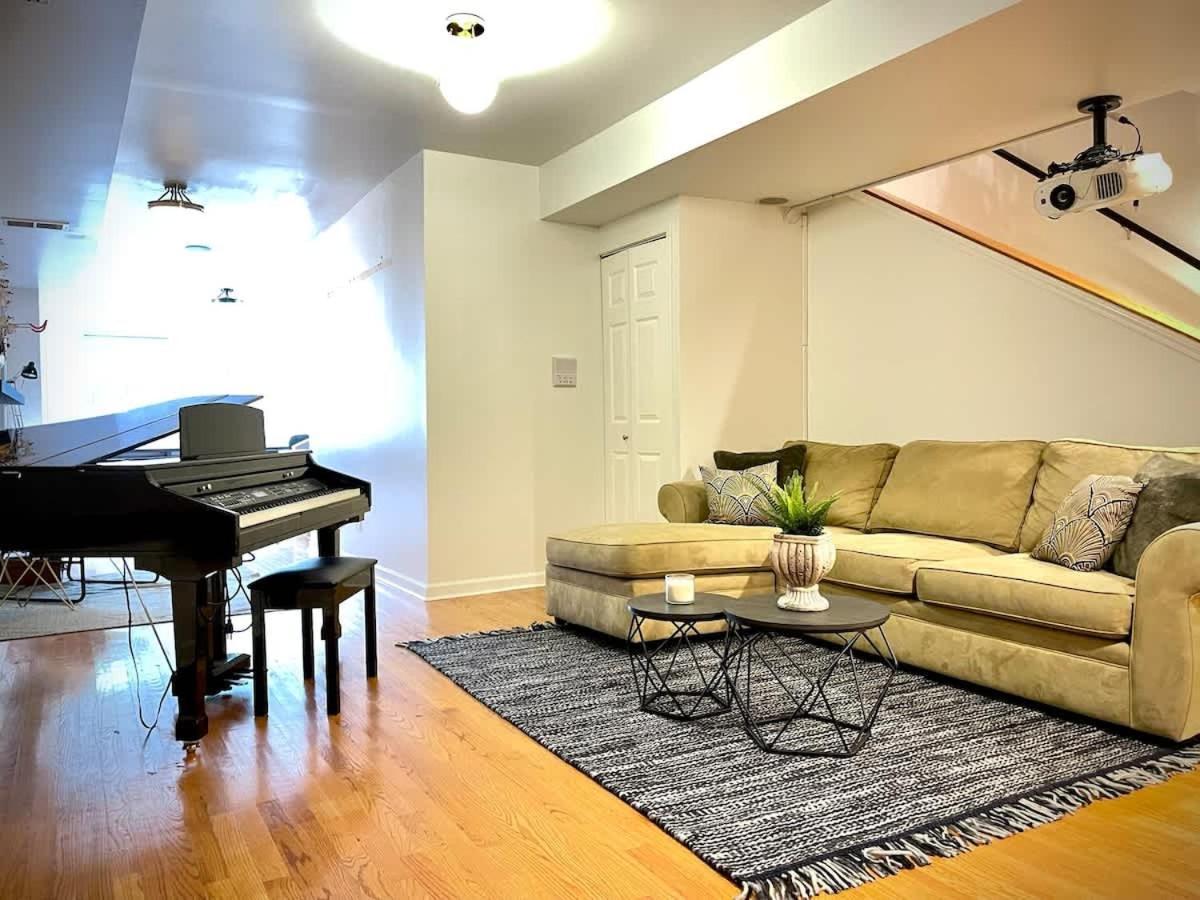 Beautiful 7 Bed, 3.5 Bathroom * Chicago