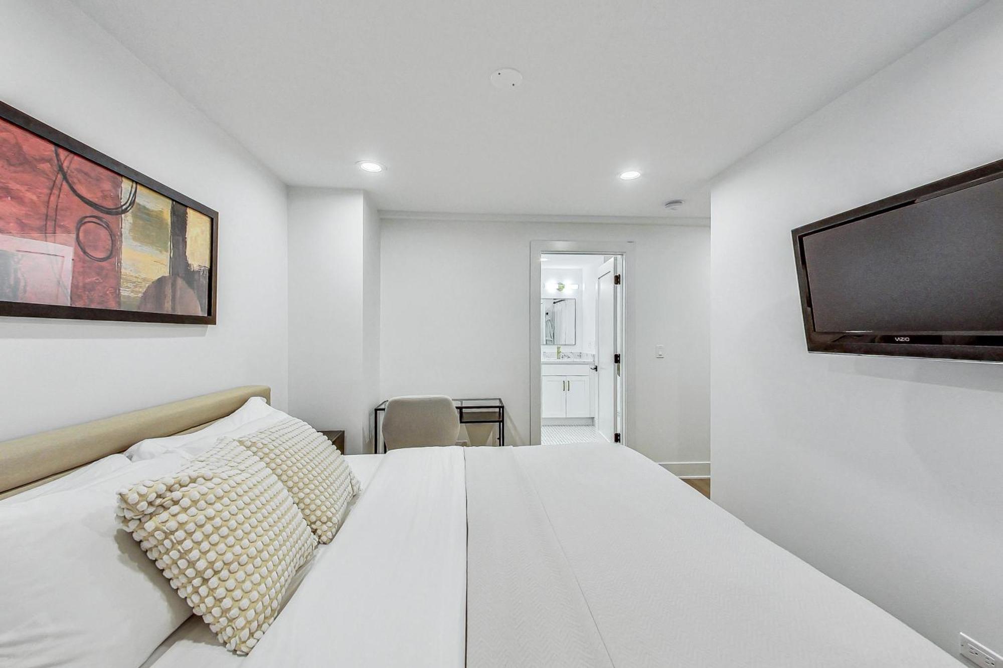 Luxurious Lincoln Park With Gourmet Kitchen Apartment