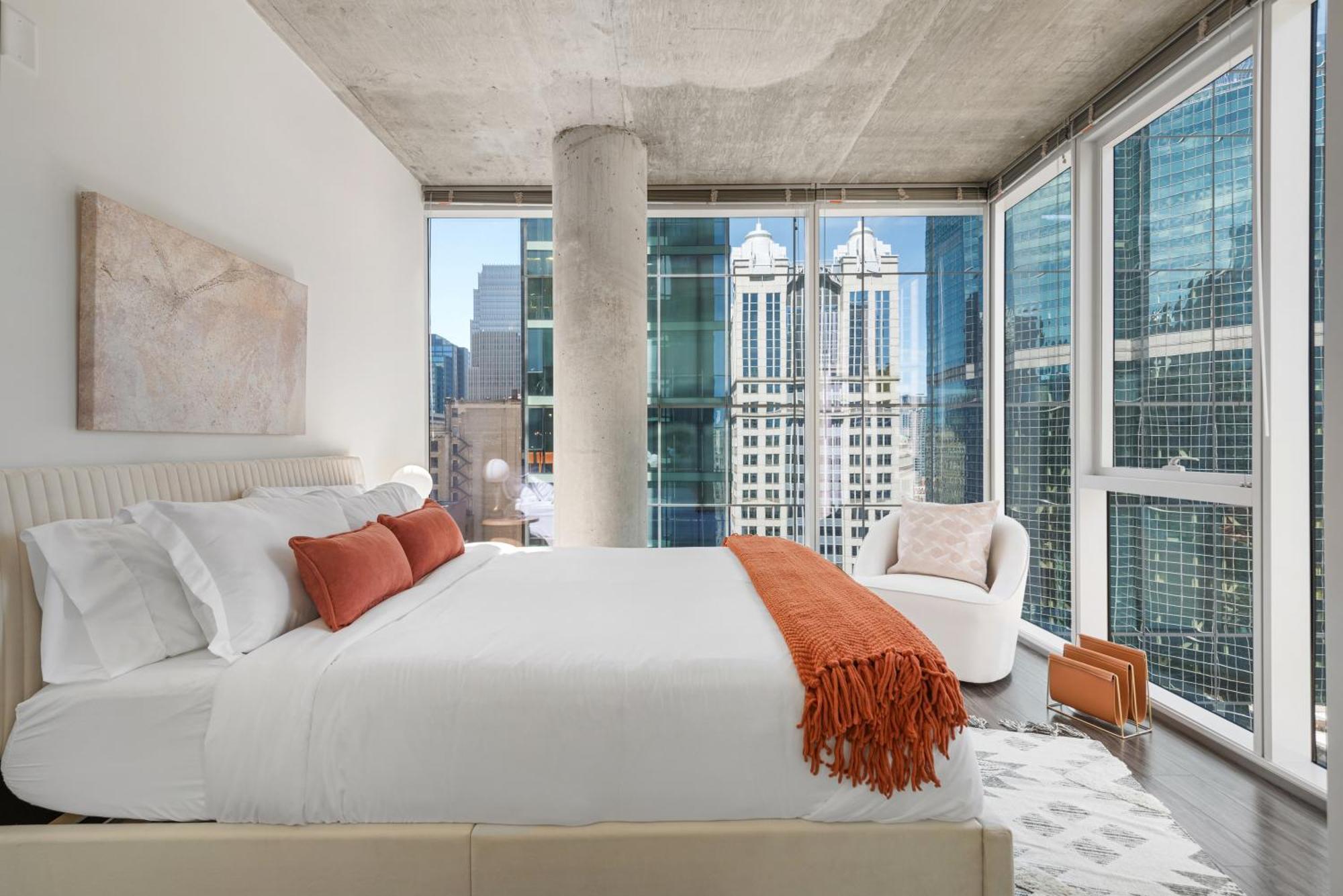 Linea Luxury Living With Indoor Pool And Rooftop Views In The Loop Apartment