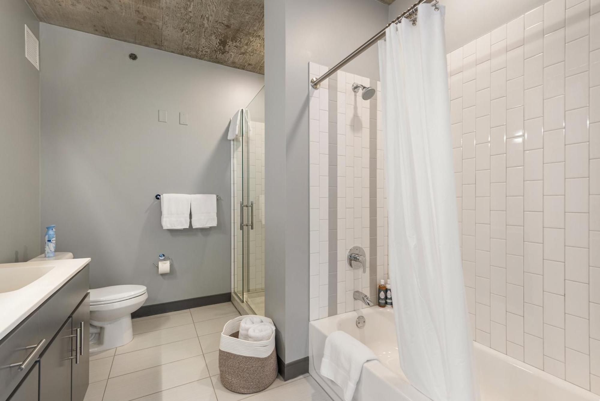 Linea Luxury Living With Indoor Pool And Rooftop Views In The Loop Apartment *