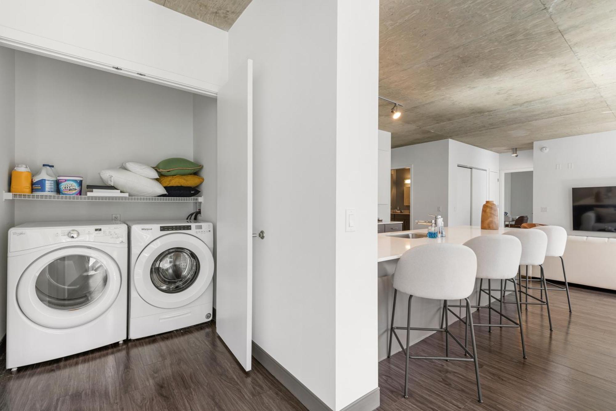 Linea Luxury Living With Indoor Pool And Rooftop Views In The Loop Apartment