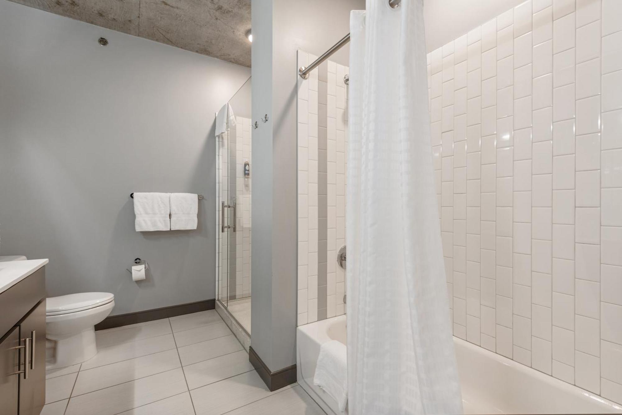 Linea Luxury Living With Indoor Pool And Rooftop Views In The Loop Apartment