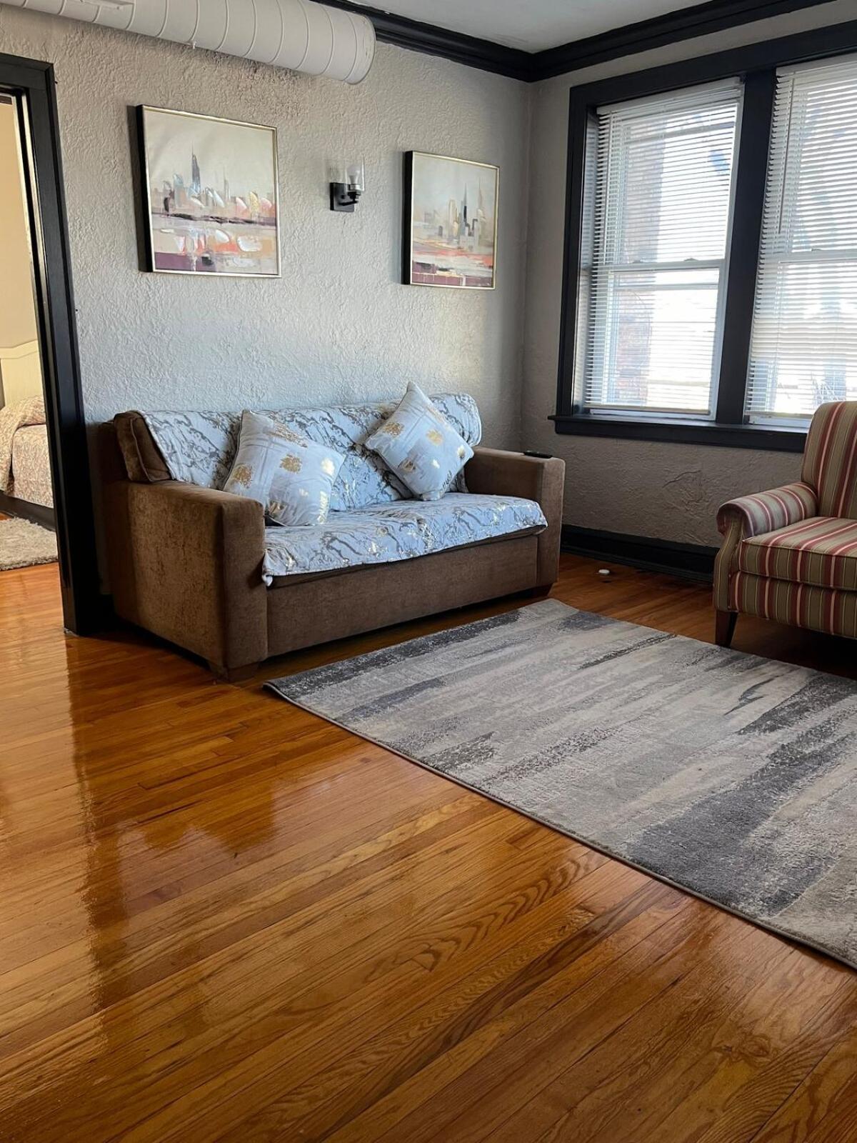 Midway Hideaway -cozy 1br- Parking *