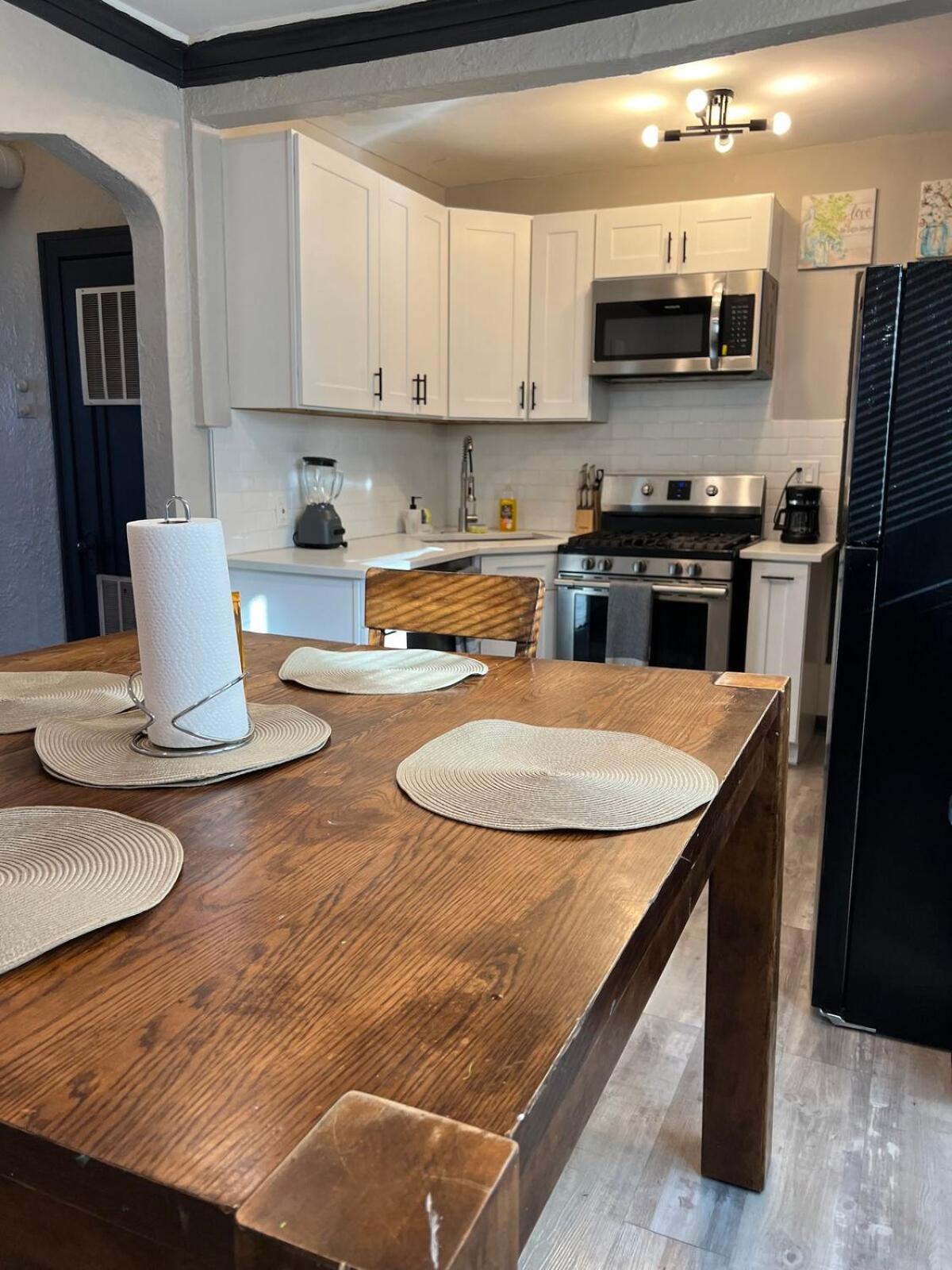 Midway Hideaway -cozy 1br- Parking Apartment *