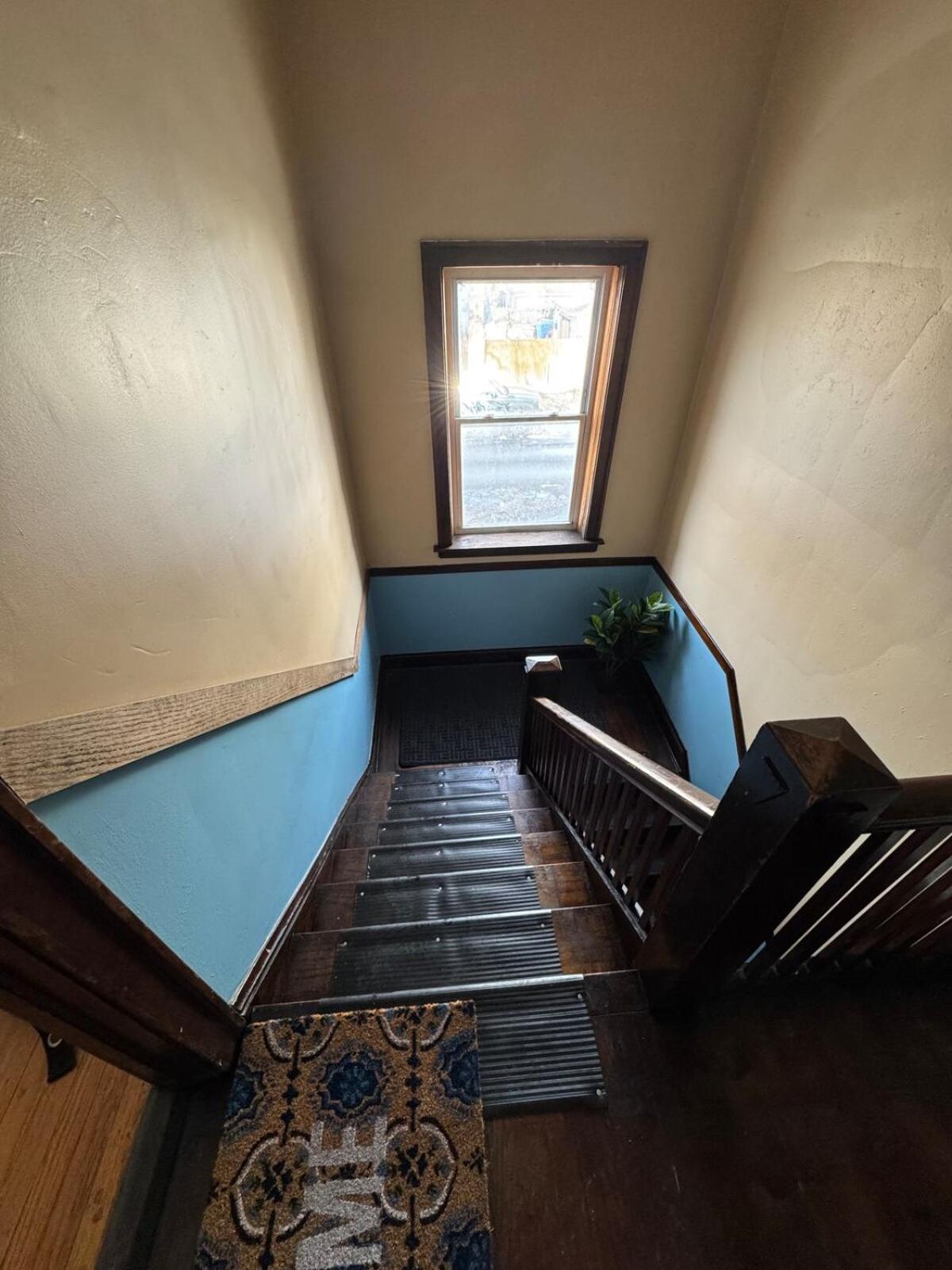 Midway Hideaway -cozy 1br- Parking Apartment