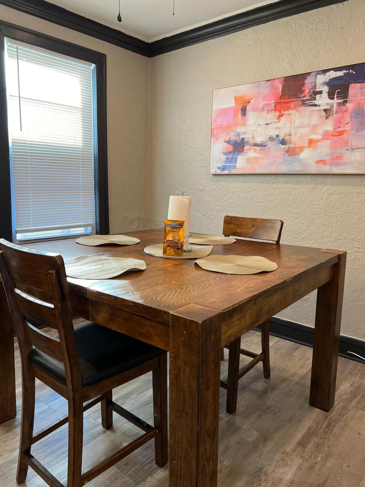 Midway Hideaway -cozy 1br- Parking *