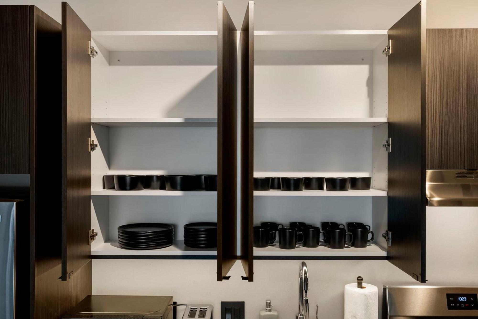 Lux 3 Bed 3 Bath High Rise With Gym & Amenities Apartment