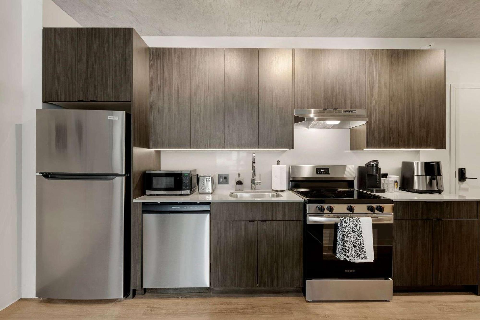 Apartment Lux 3 Bed 3 Bath High Rise With Gym & Amenities