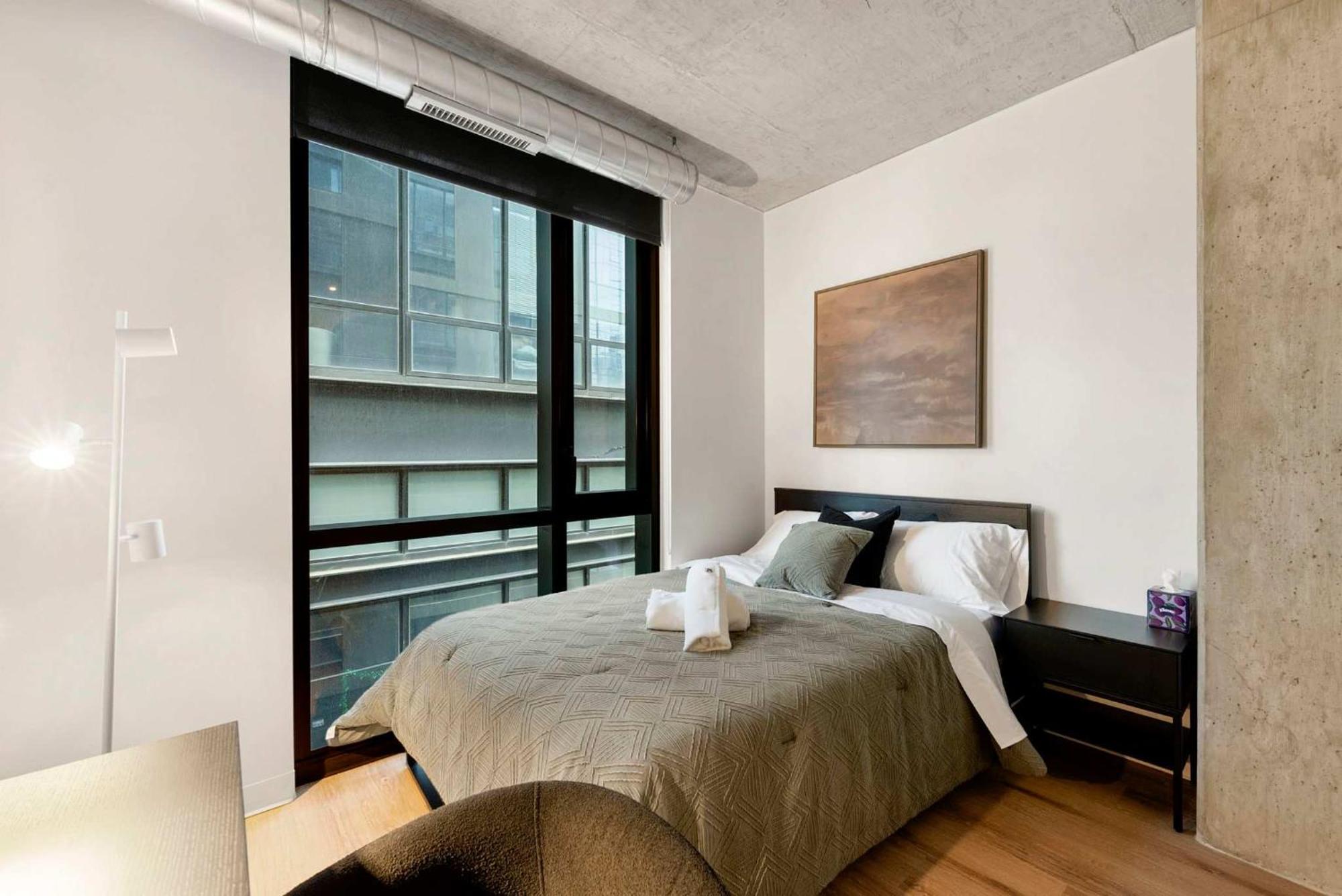 Lux 3 Bed 3 Bath High Rise With Gym & Amenities Apartment *