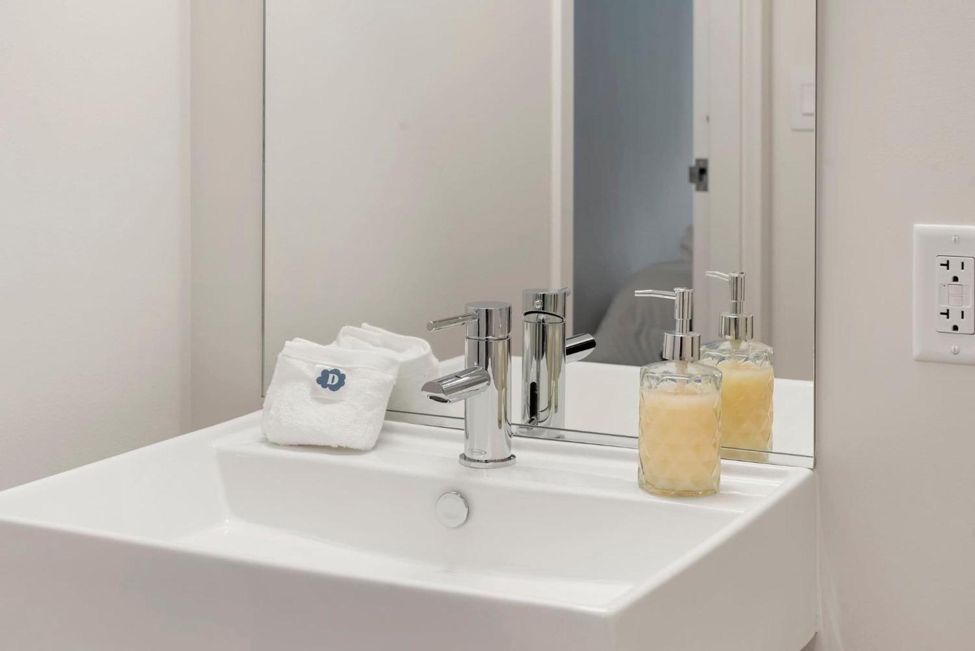 Lux 3 Bed 3 Bath High Rise With Gym & Amenities