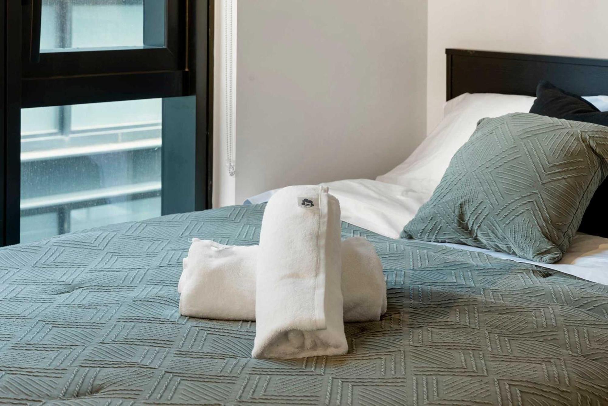 Lux 3 Bed 3 Bath High Rise With Gym & Amenities Apartment *