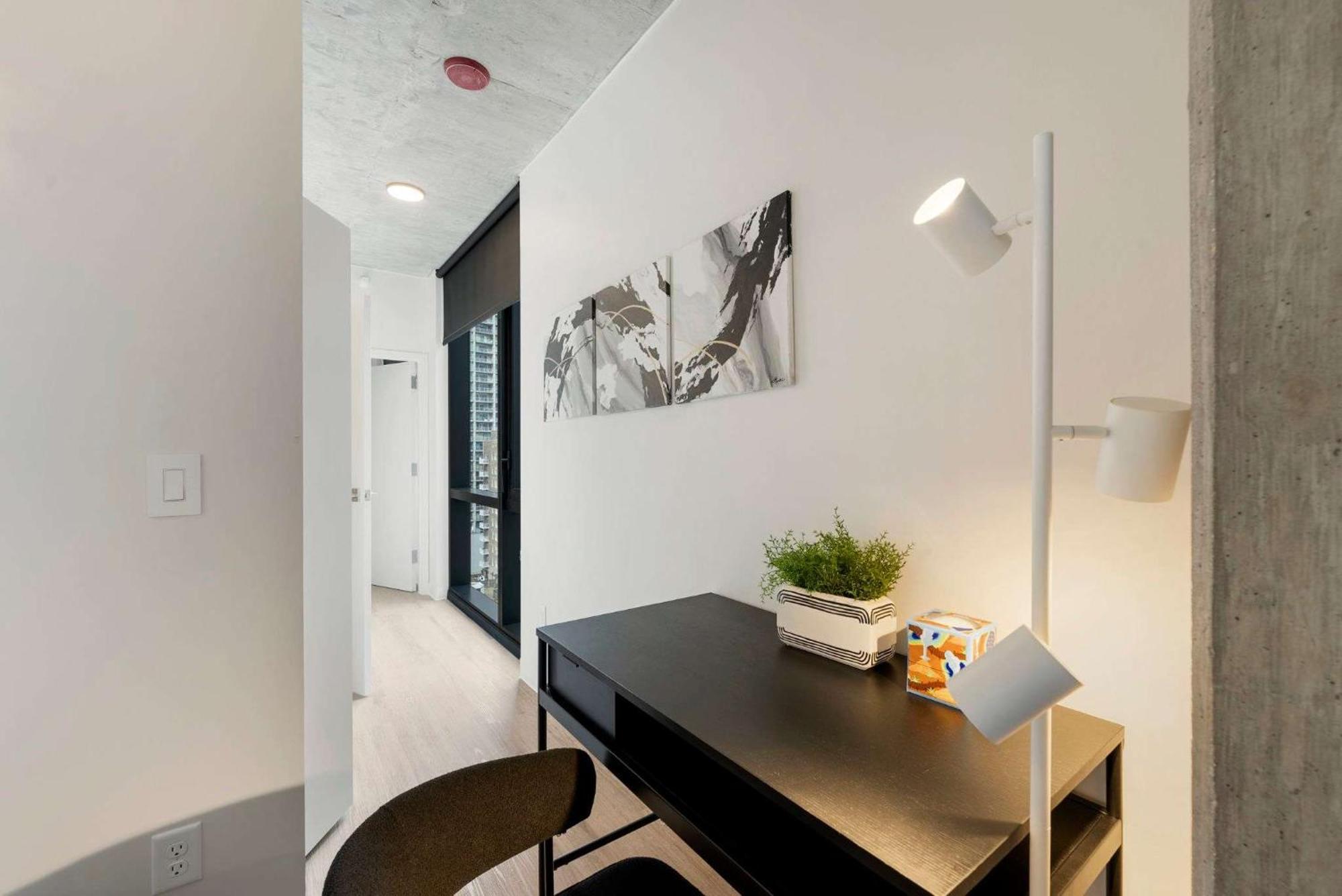 Lux 3 Bed 3 Bath High Rise With Gym & Amenities Apartment