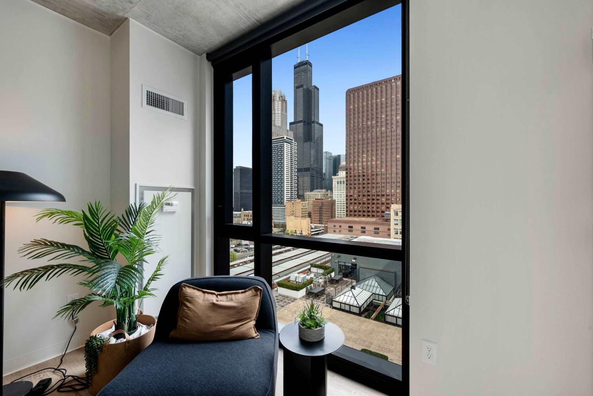 Lux 3 Bed 3 Bath High Rise With Gym & Amenities *