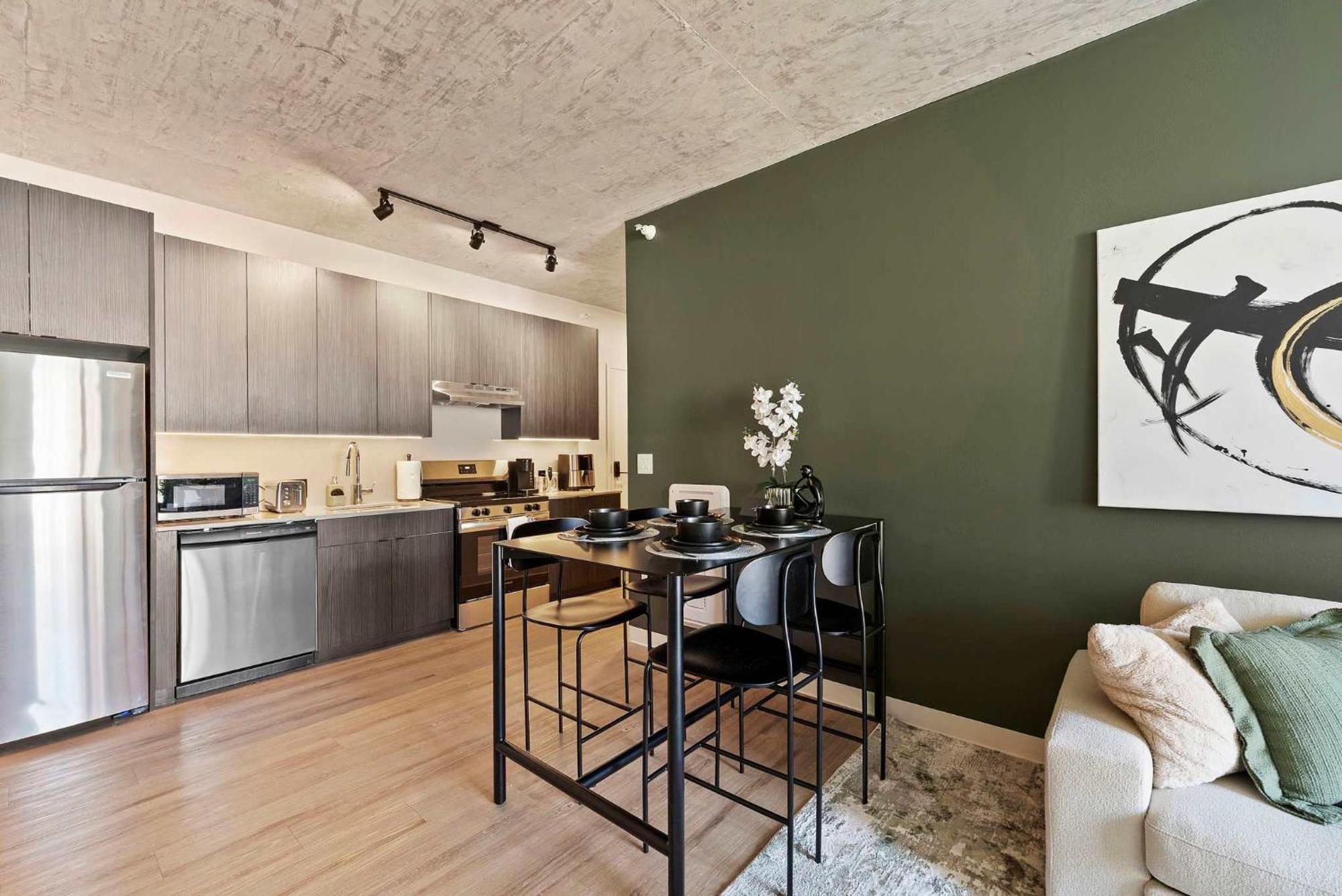 Apartment Lux 3 Bed 3 Bath High Rise With Gym & Amenities
