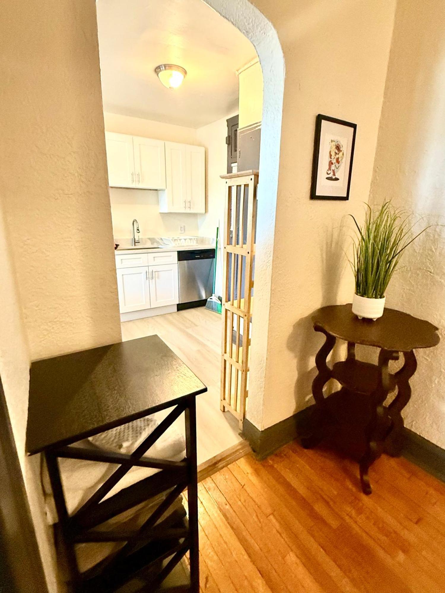 Midway Hideaway -cozy 1br- Parking