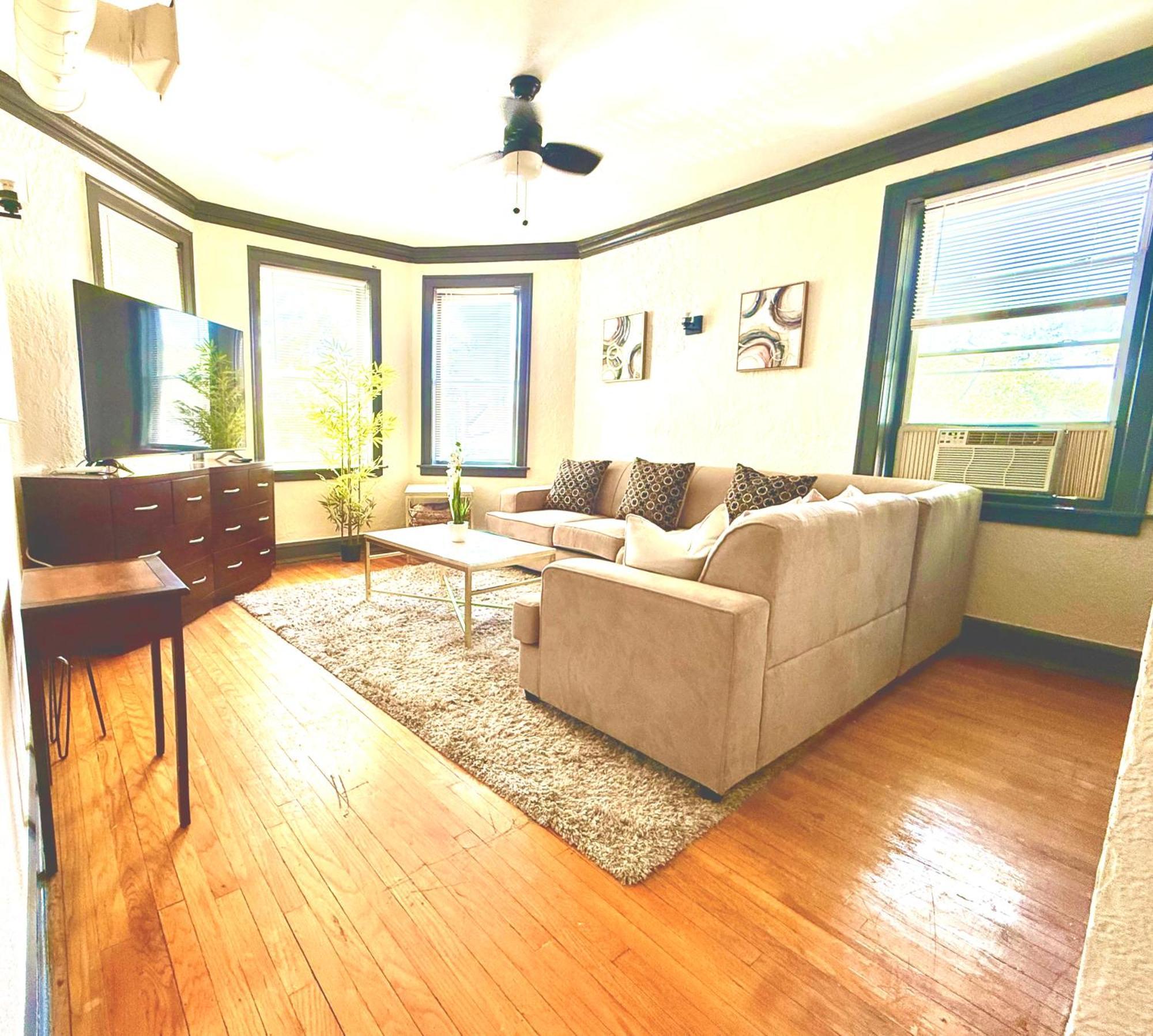 Apartment Midway Hideaway -cozy 1br- Parking Chicago