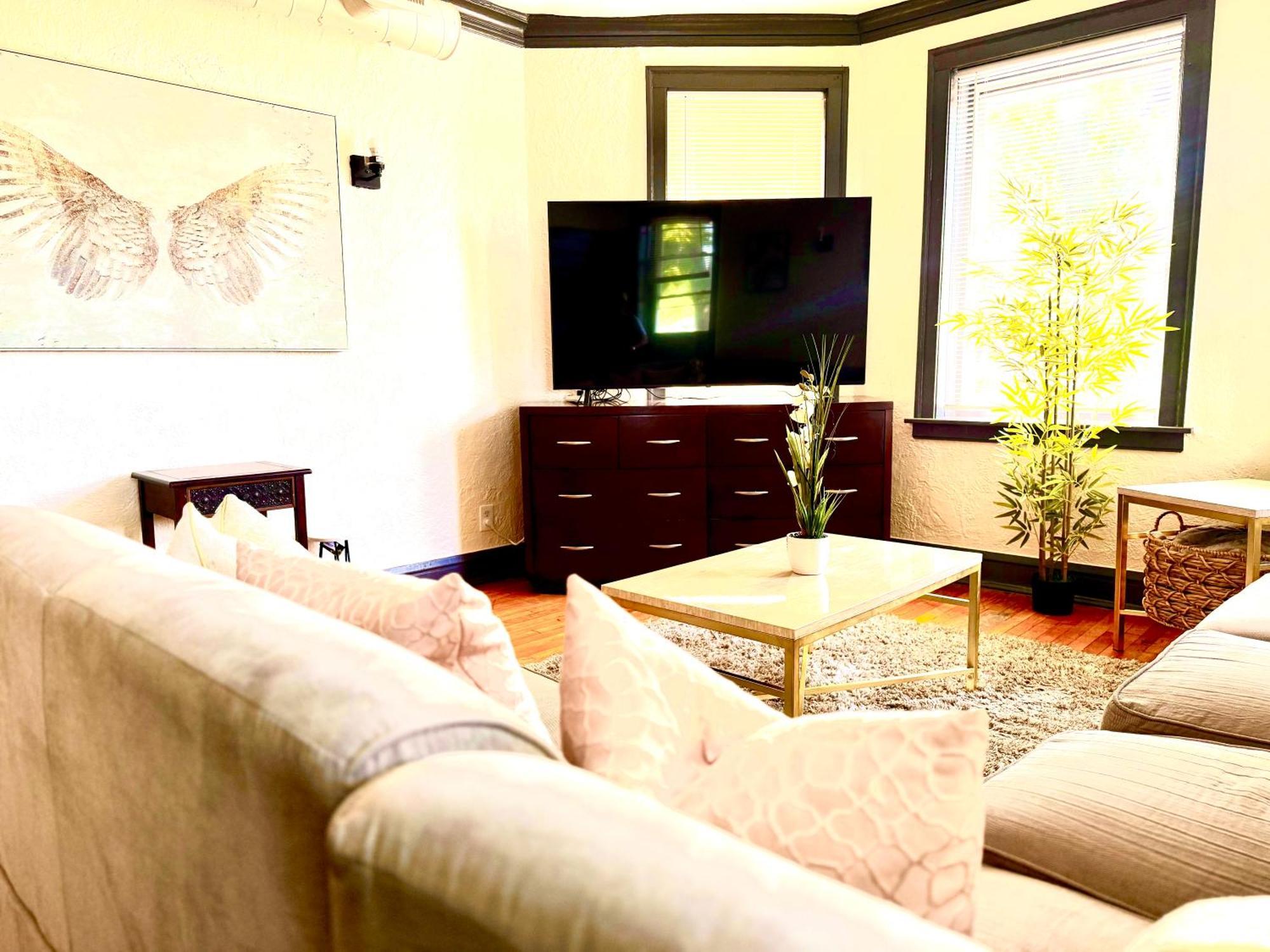 Midway Hideaway -cozy 1br- Parking *