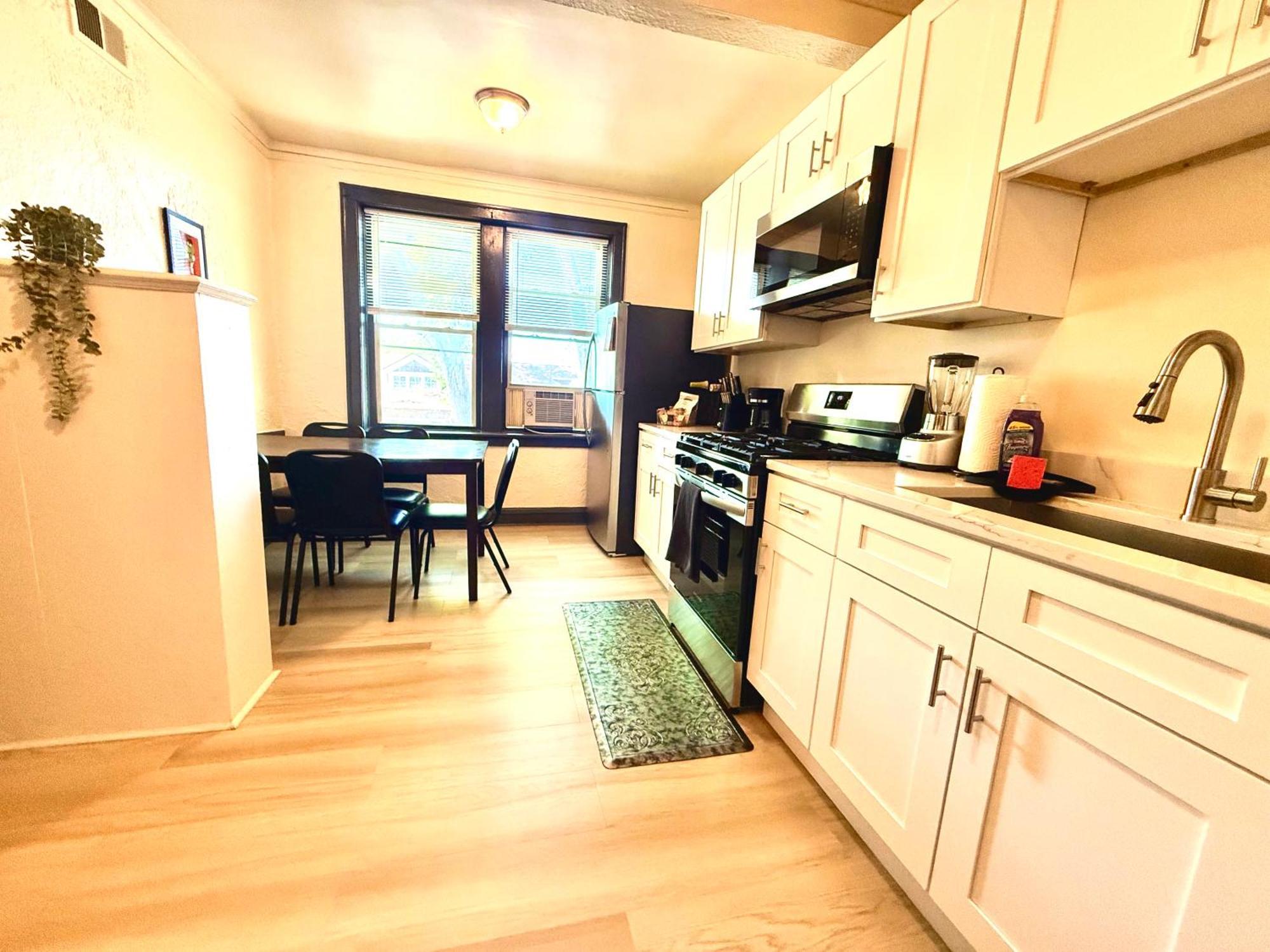 Midway Hideaway -cozy 1br- Parking Apartment