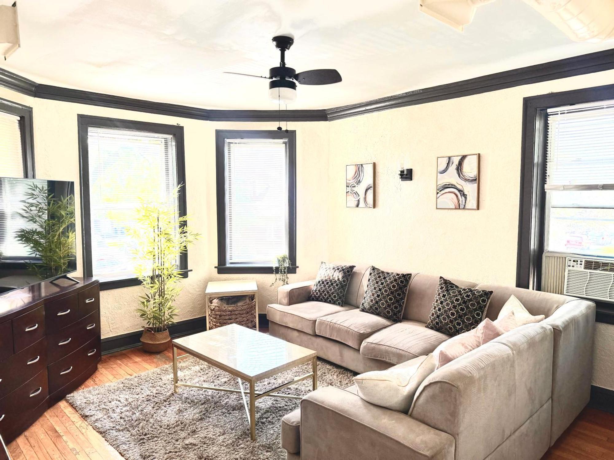 Midway Hideaway -cozy 1br- Parking