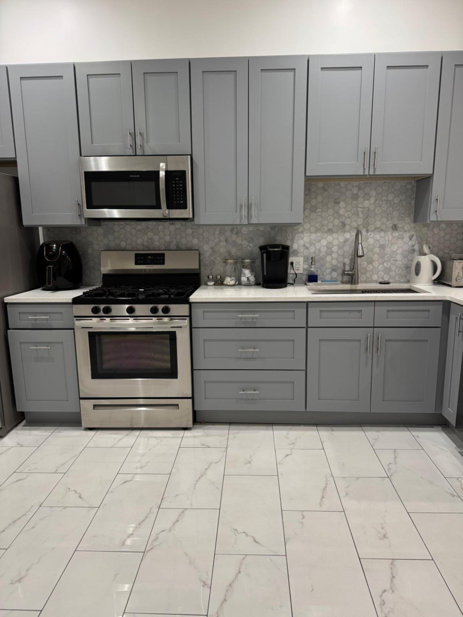 Adorable 2 Bedroom With Free Street Parking *