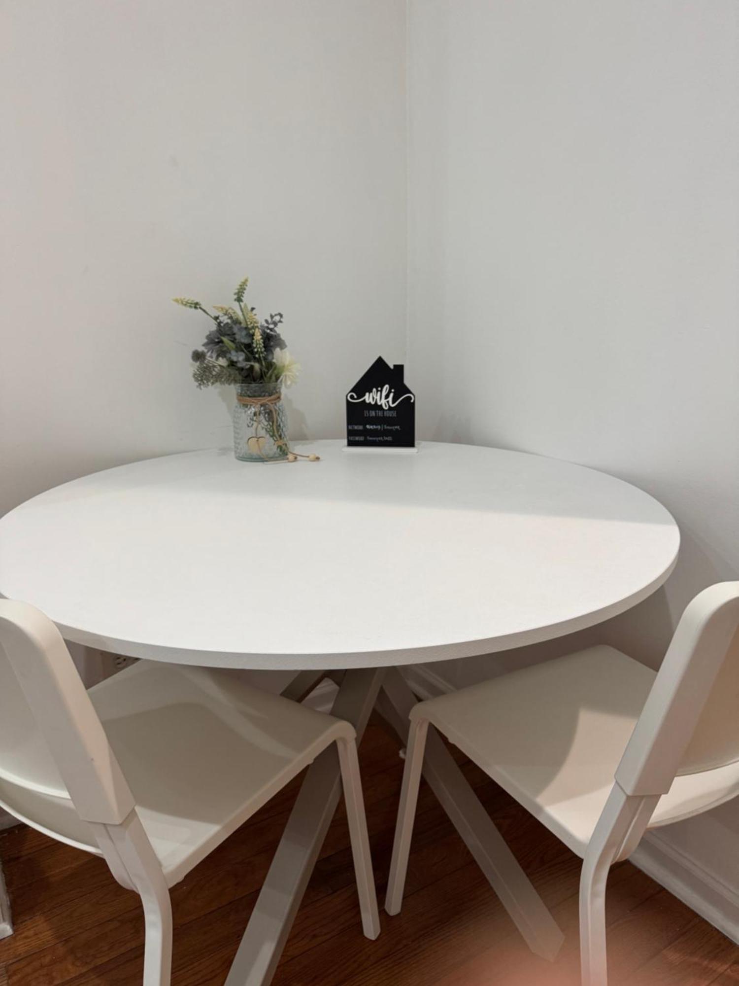 Apartment Adorable 2 Bedroom With Free Street Parking *