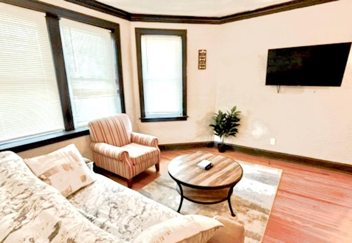 Quiet 1br, Eat-in Kitchen, Close To Midway Apartment *