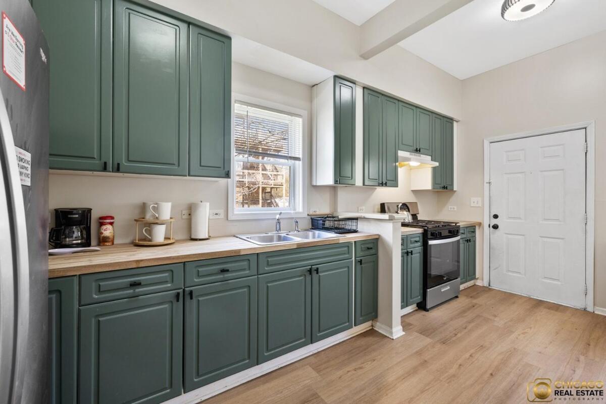Prime Location Retreat 4 Bedrooms W Parking