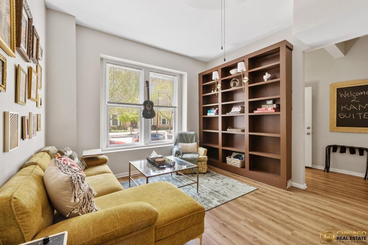 Prime Location Retreat 4 Bedrooms W Parking * Chicago