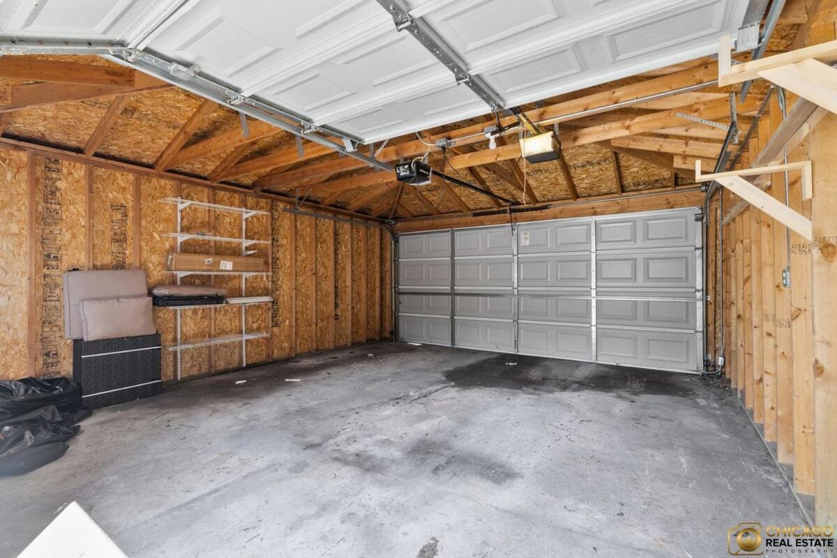 Prime Location Retreat 4 Bedrooms W Parking