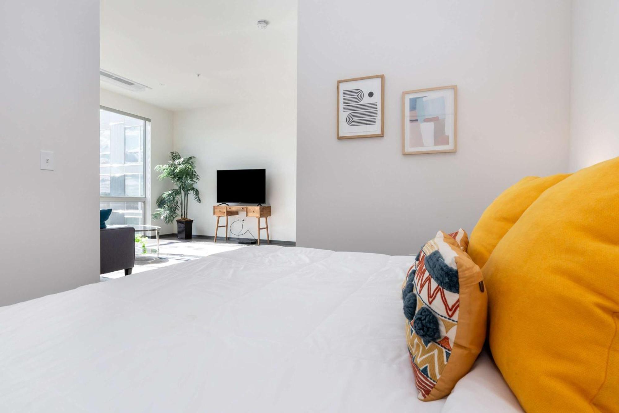 1br Loft With Modern Glass Views Apartment