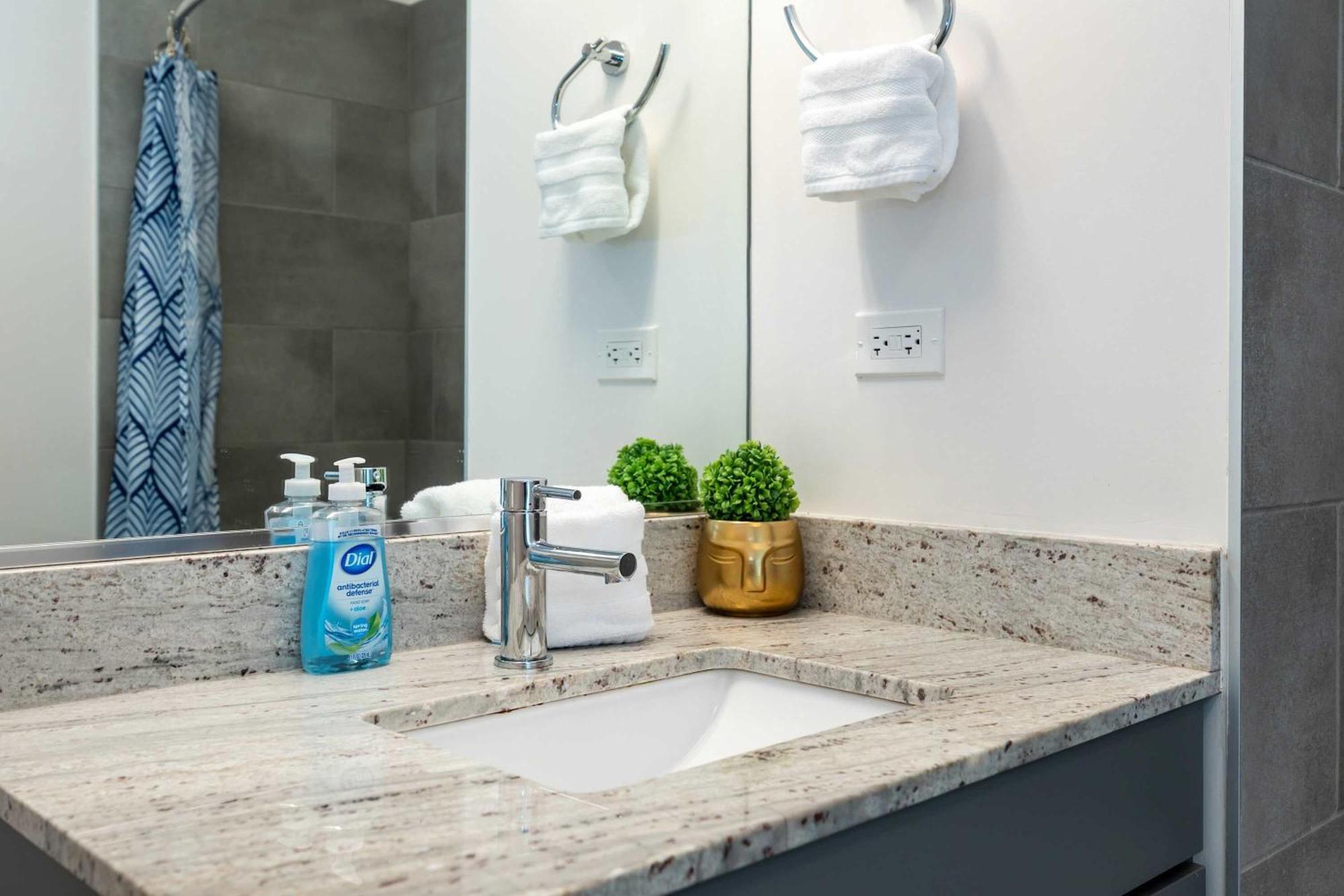 1br Loft With Modern Glass Views Chicago