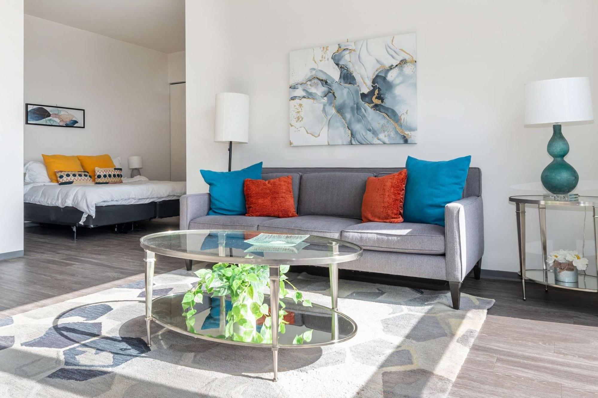 1br Loft With Modern Glass Views Apartment