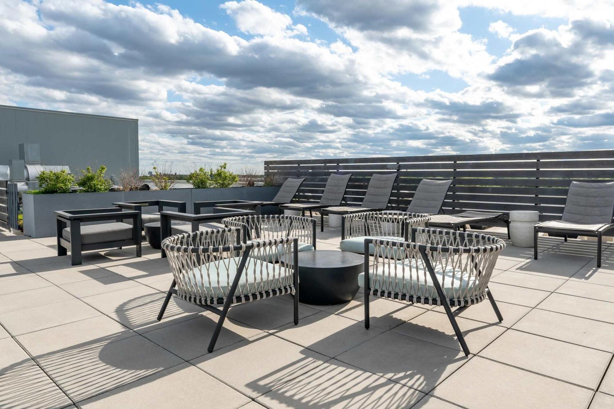 1br Loft With Modern Glass Views Apartment *