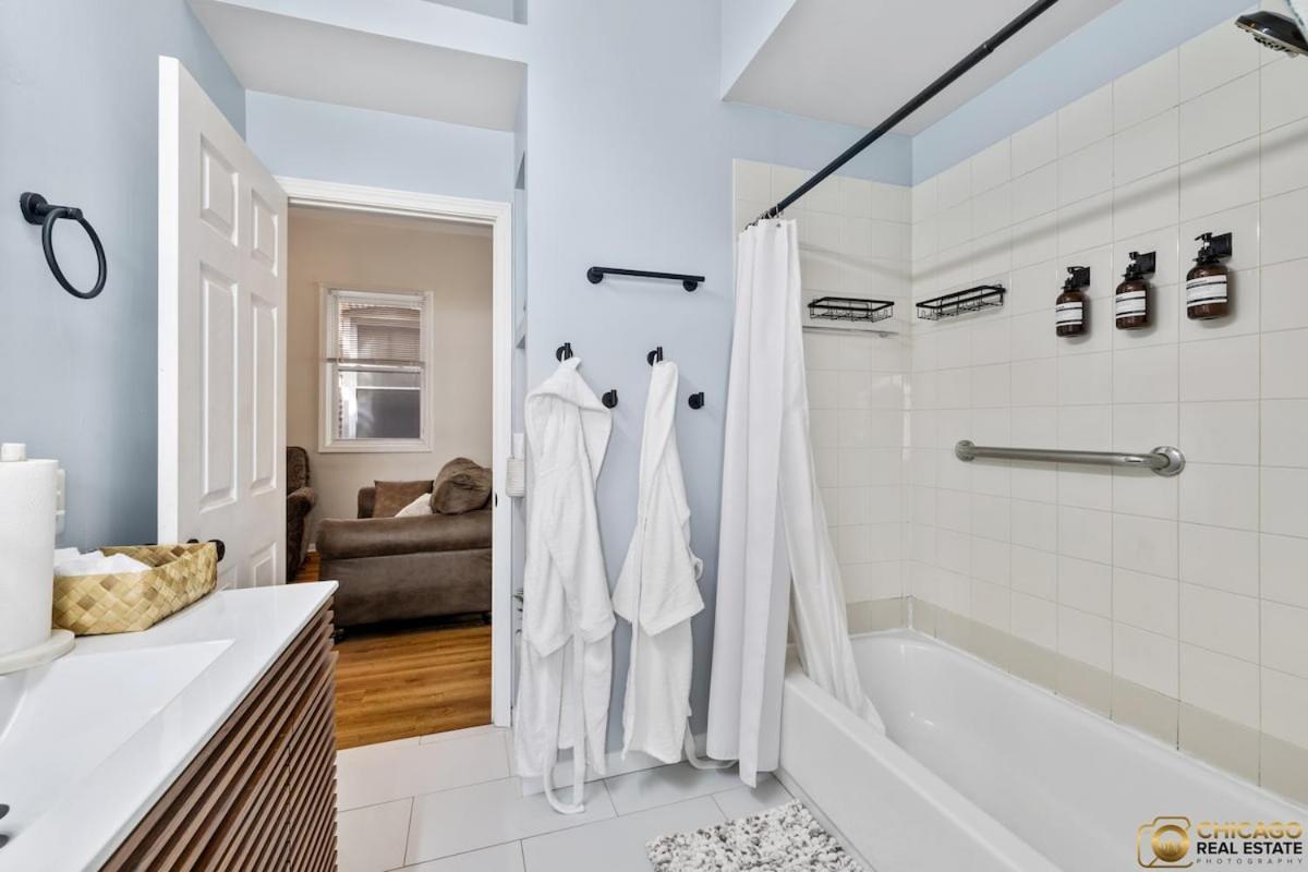 Prime Location Retreat 4 Bedrooms W Parking *