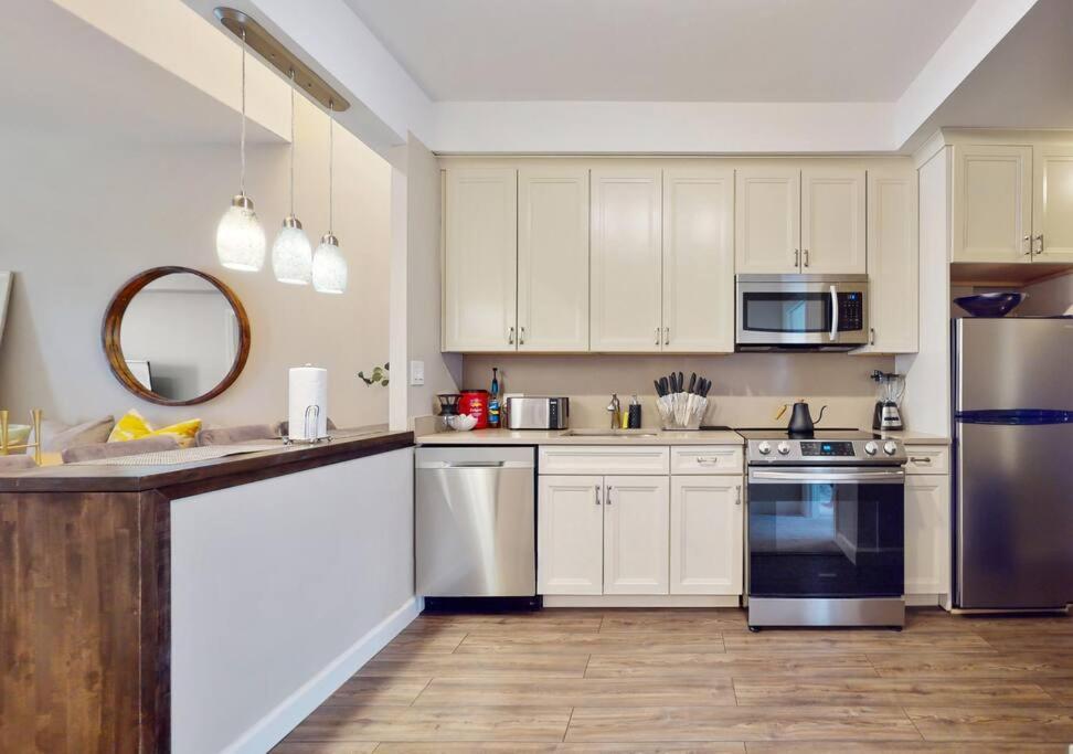 Chic River North Retreat *