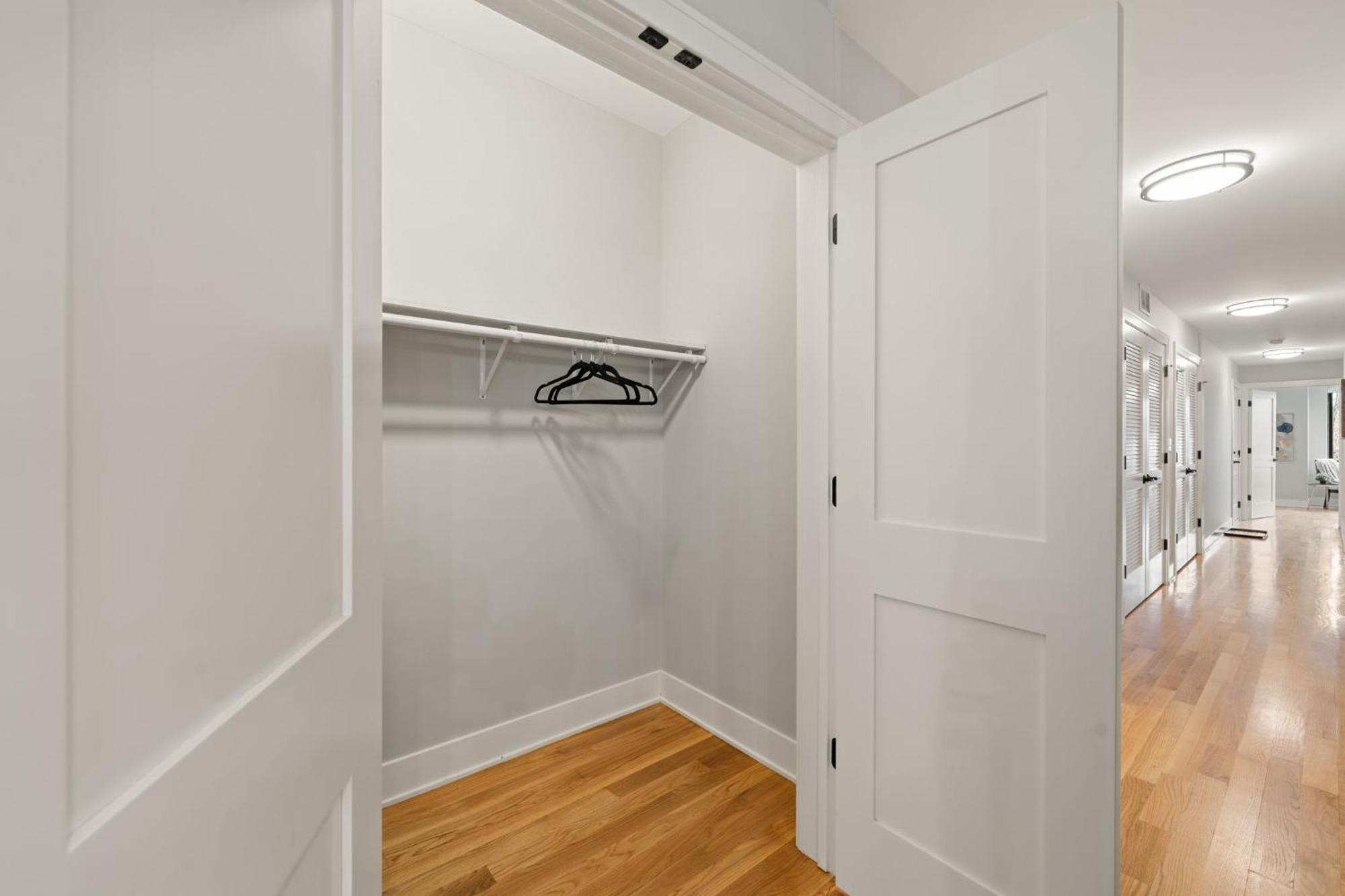 Apartment 3 Bed 2 Bath Retreat W Balcony & Parking *