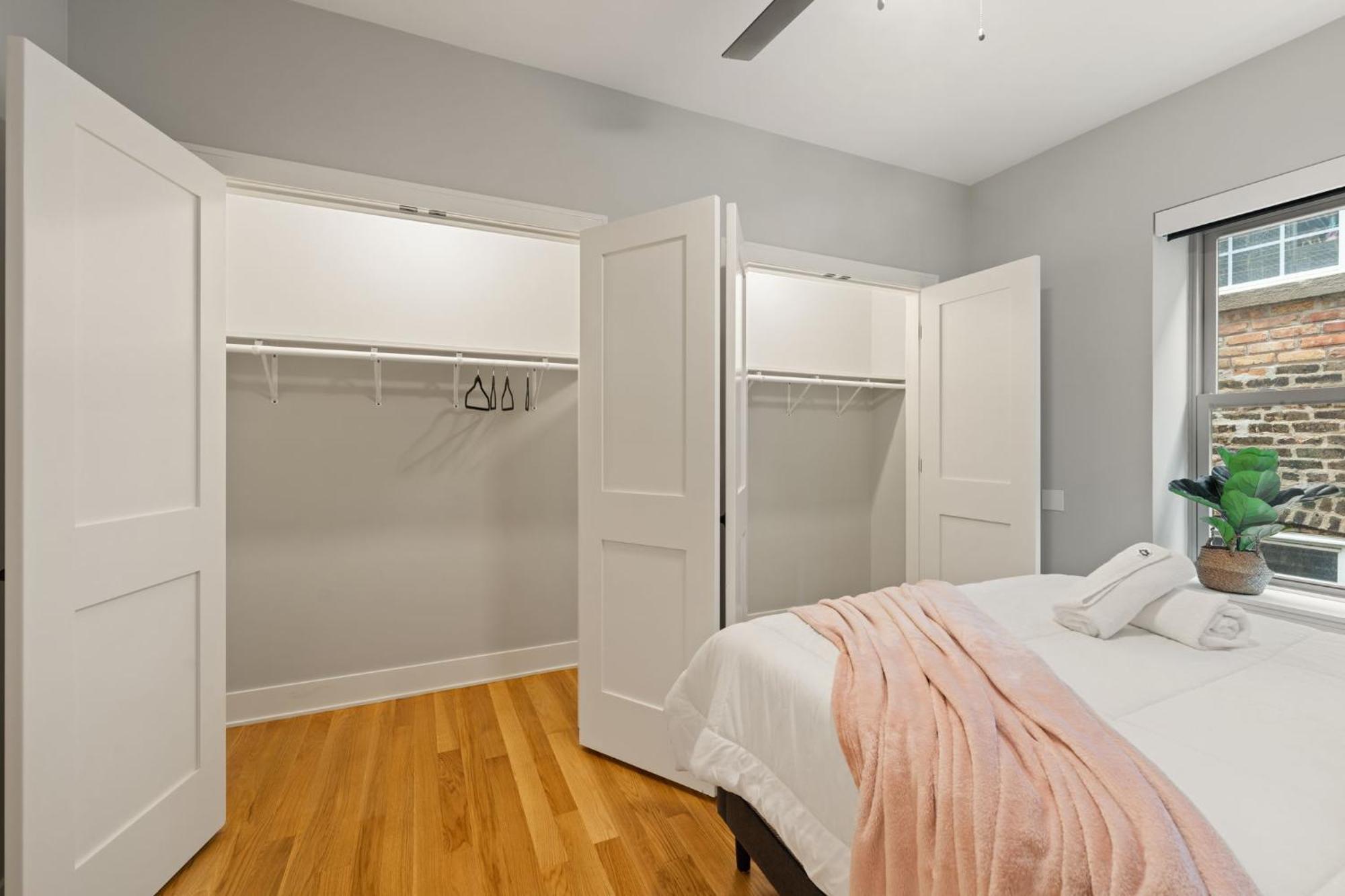 Apartment 3 Bed 2 Bath Retreat W Balcony & Parking