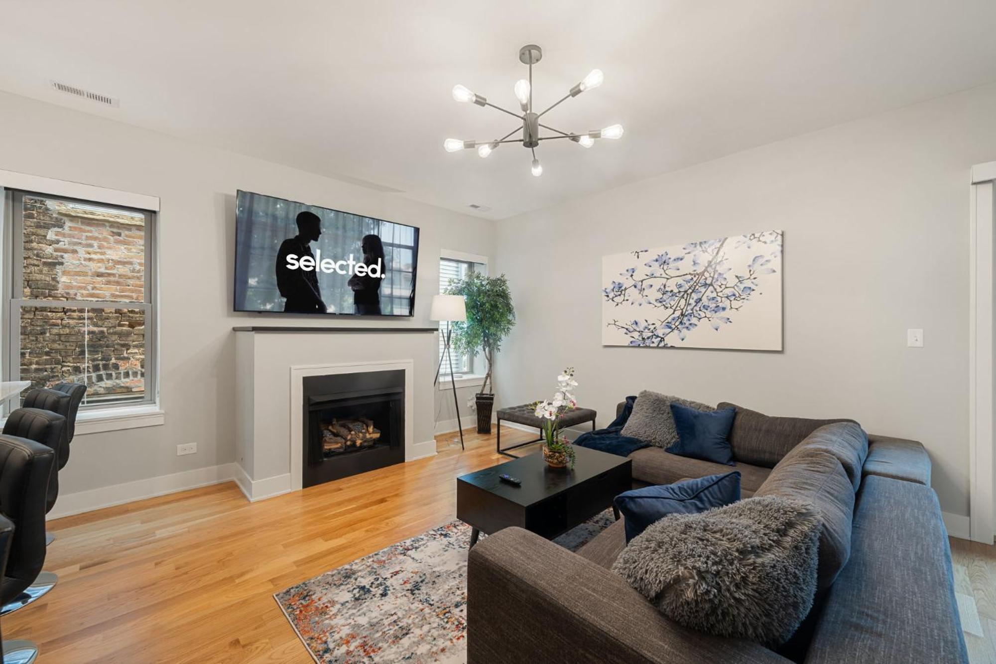 Apartment 3 Bed 2 Bath Retreat W Balcony & Parking *