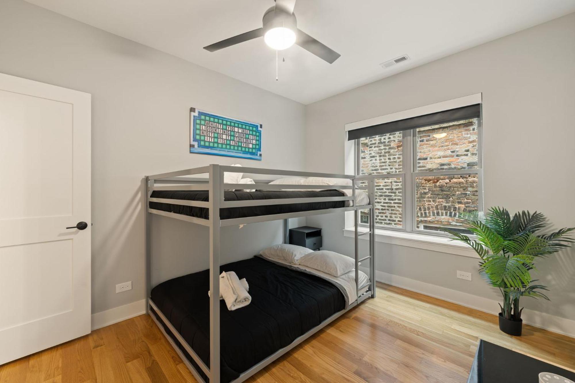 3 Bed 2 Bath Retreat W Balcony & Parking * Chicago