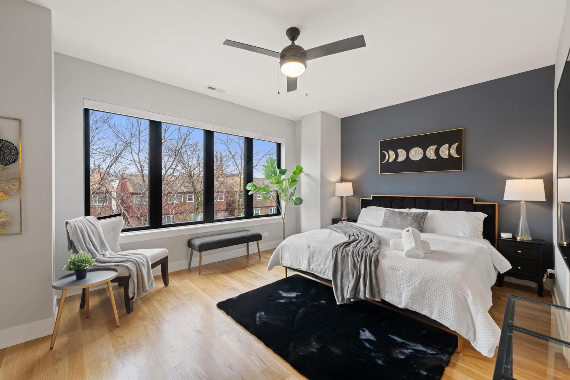 3 Bed 2 Bath Retreat W Balcony & Parking Chicago