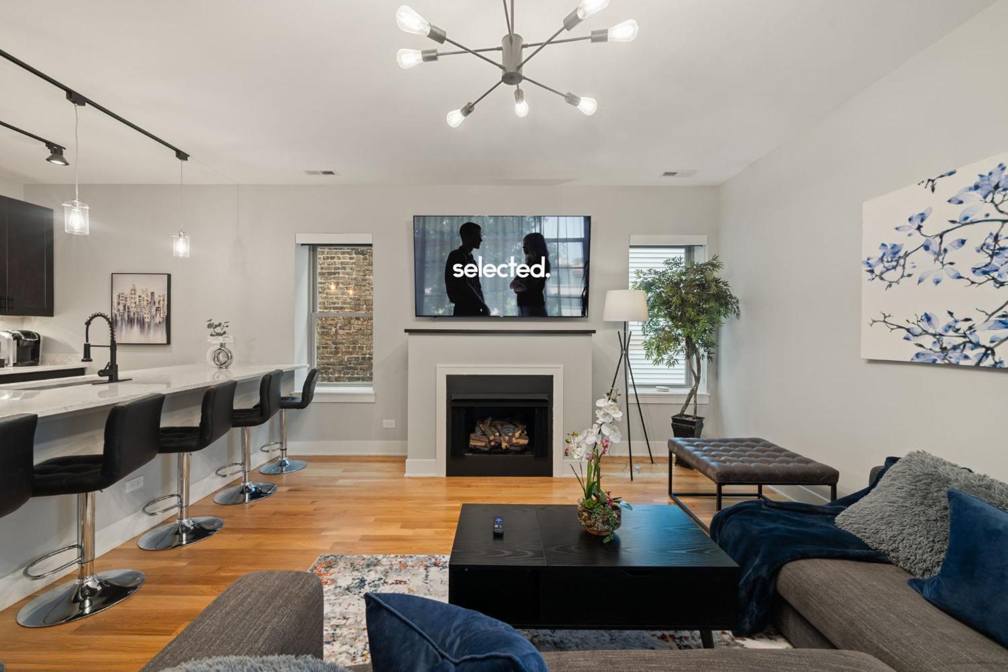 Apartment 3 Bed 2 Bath Retreat W Balcony & Parking Chicago