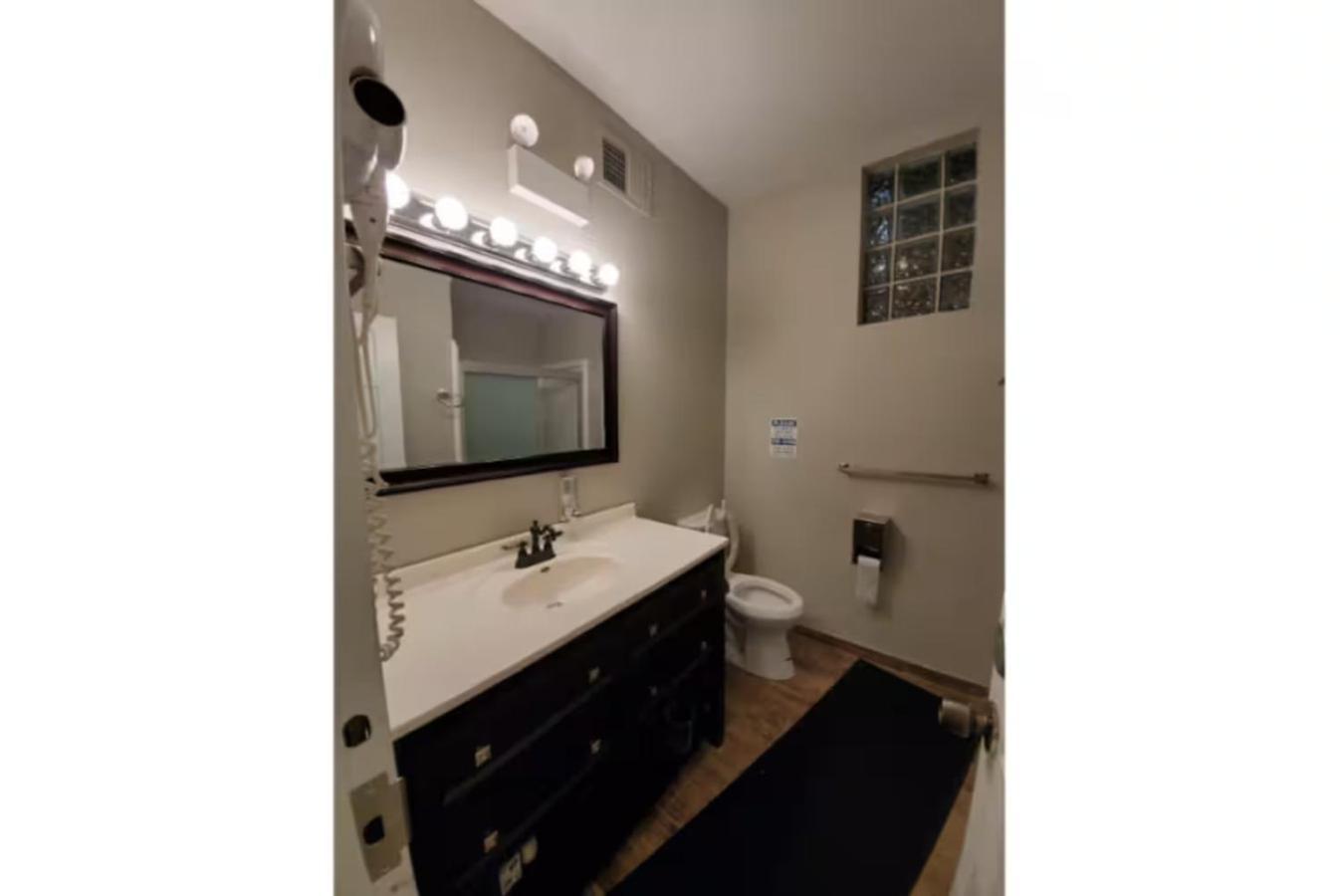 Budget-friendly And Free Coffee Downtown Hotel *