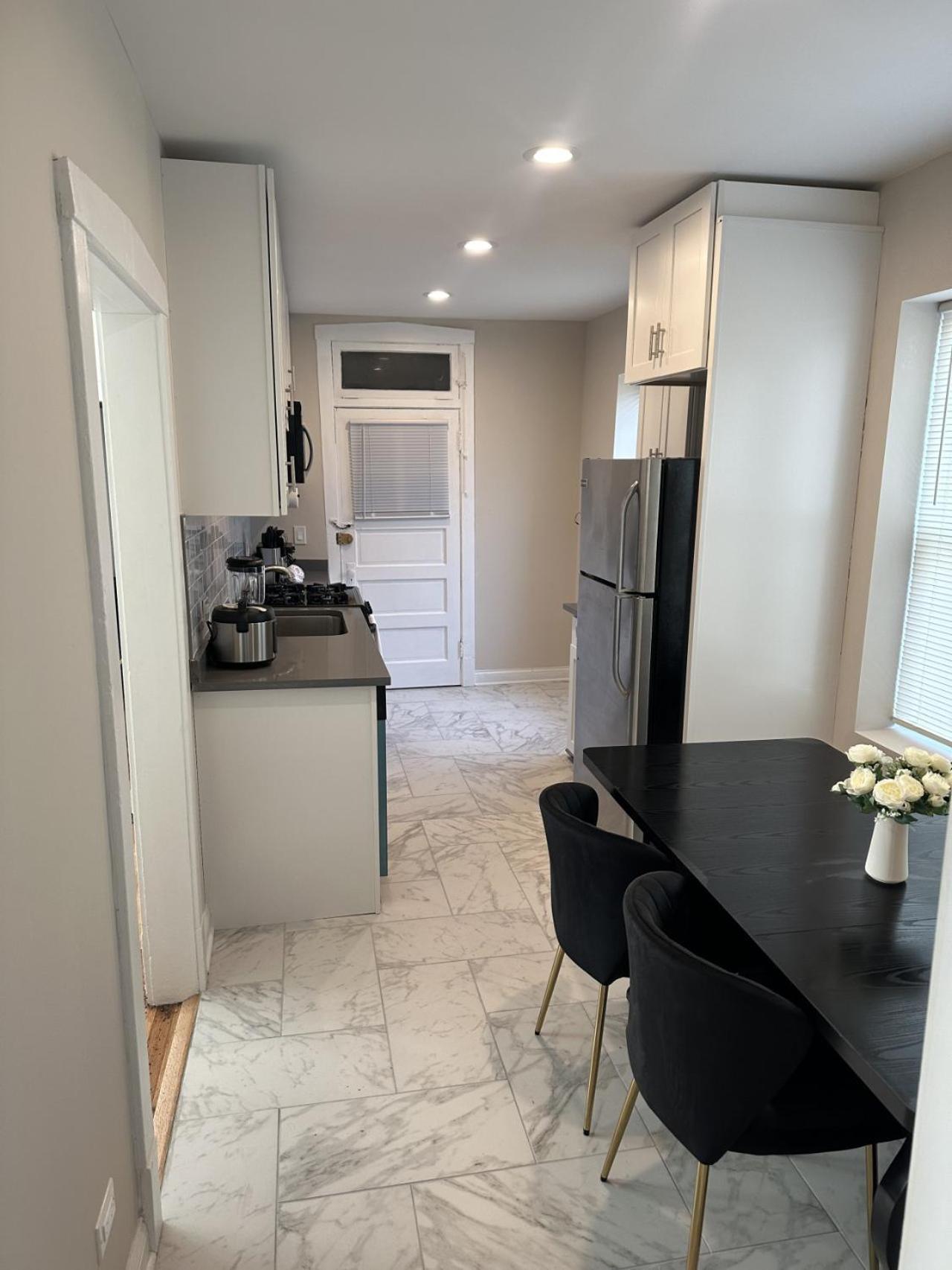 Holiday home 1br, Stylish With Workspace *