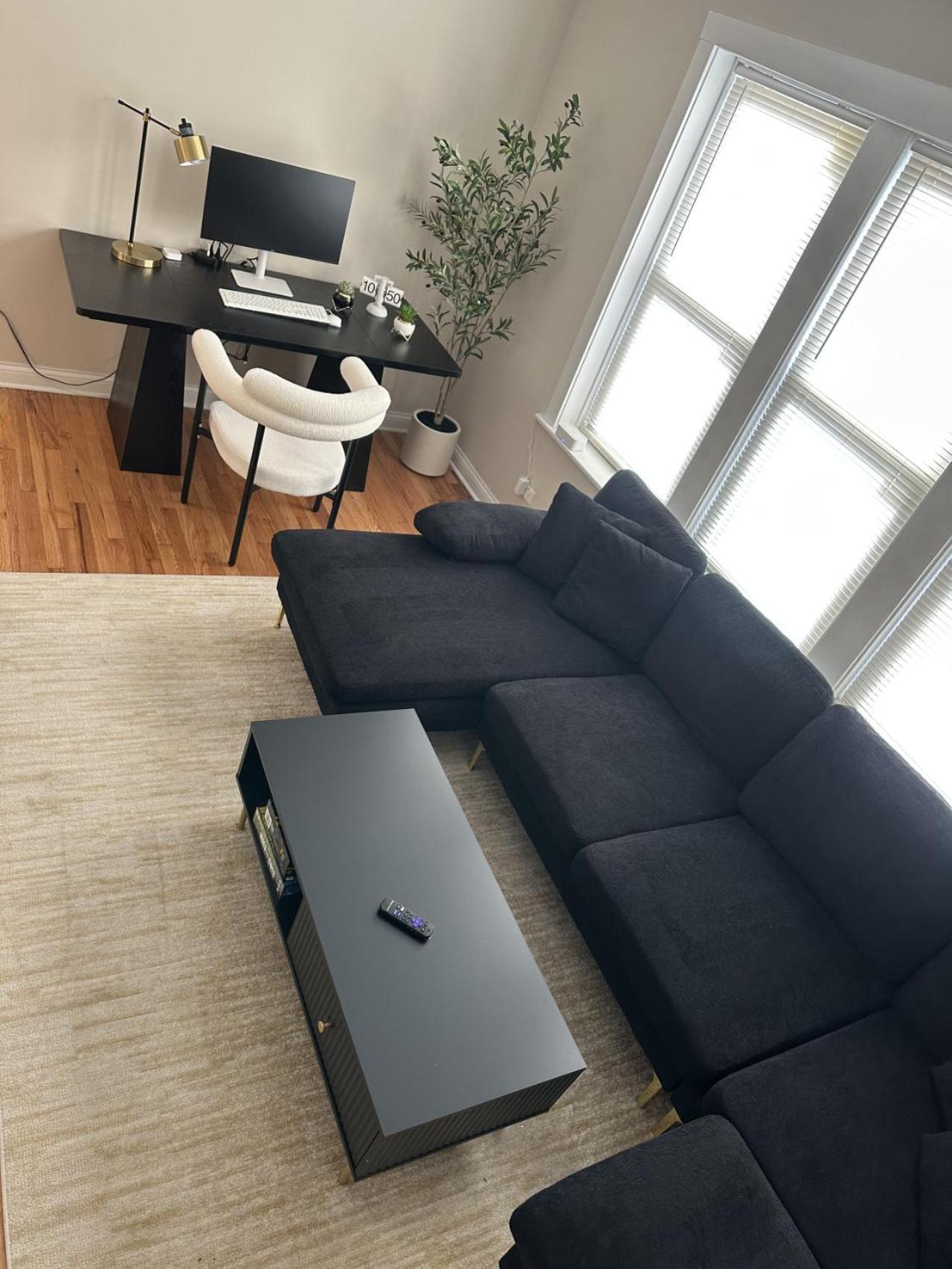 Holiday home 1br, Stylish With Workspace